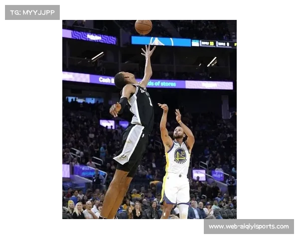 勇士“库里+四锋线”末节阵容成功限制马刺进攻